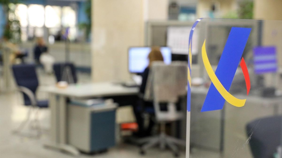 Archivo - Una empleada trabaja en una oficina de la Agencia Tributaria.