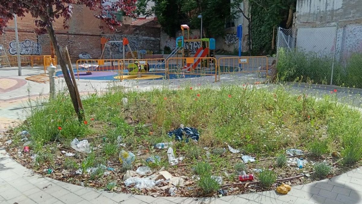 El caso del 'Parque Triste' de Puente de Vallecas que se convirtió en Arcoíris y acabó lleno de basura: "Es una vergüenza"