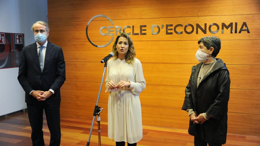 (I-D) El presidente del Cercle d'Economia, Javier Faus; la ministra de Transportes, Movilidad y Agenda Urbana, Raquel Sánchez, y la delegada del Gobierno en Cataluña, Teresa Cunillera.