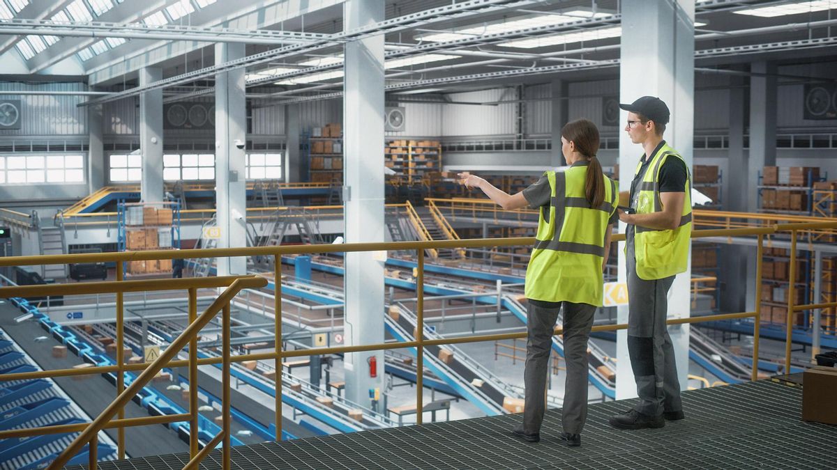 Dos trabajadores en un almacén de logística