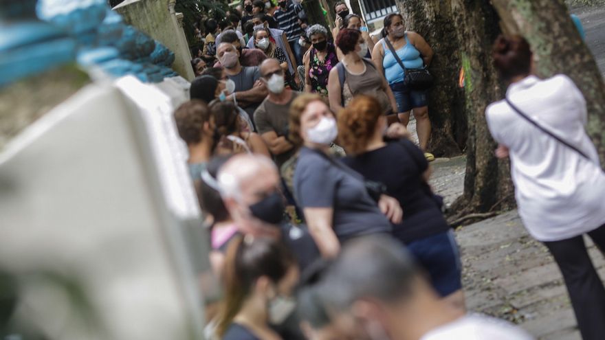Decenas de personas hacen fila para tomarse una prueba de detección de coronavirus, en un Centro de salud del ayuntamiento de Río de Janeiro (Brasil), en una fotografía de archivo. EFE/ Antonio Lacerda