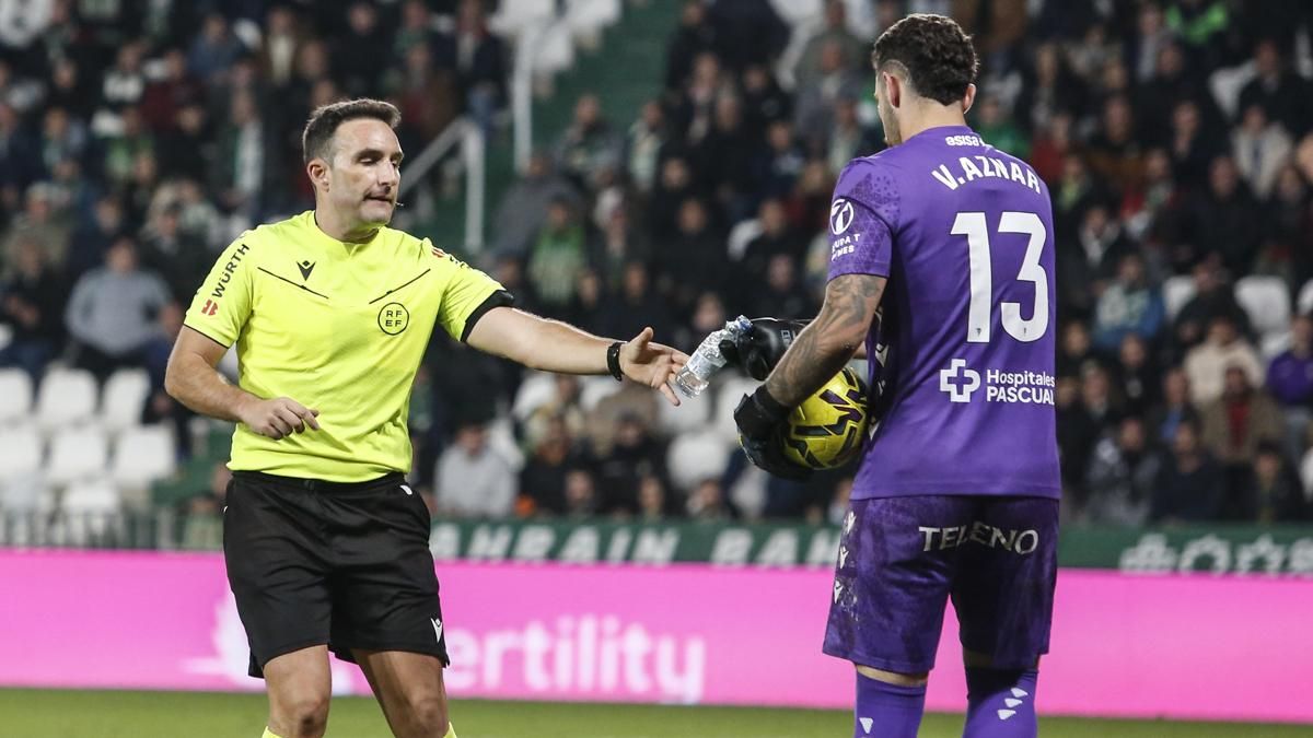 La RFEF sanciona al Córdoba CF por el lanzamiento de una botella en el duelo contra el Cádiz