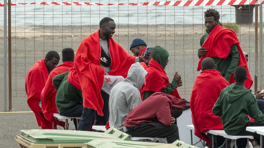 Los migrantes rescatados cerca de Lanzarote, a su llegada a Puerto Naos