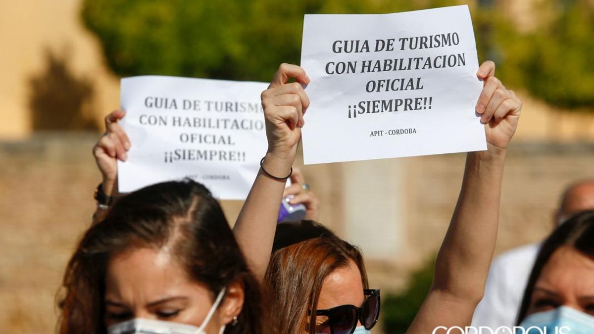Los guías, con carteles reivindicativos