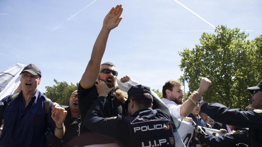 Centenares de falangistas homenajean a Primo de Rivera con saludos fascistas y cantando el 'Cara al sol'
