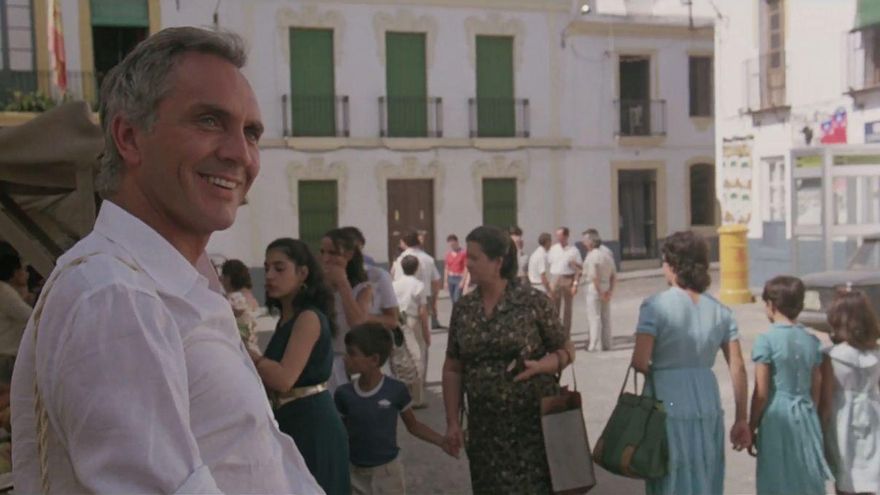 Terence Stamp en la plaza de la Constitución de Almodóvar.