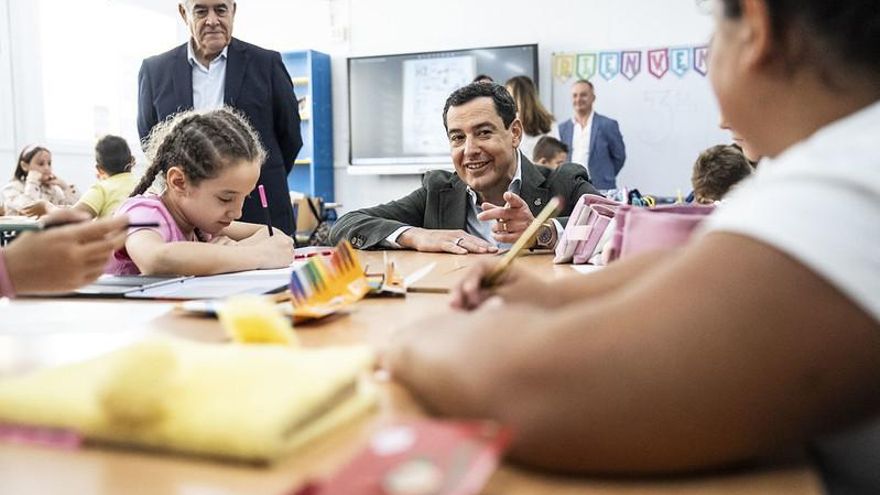 Andalucía ordena que las tutorías del profesorado con las familias de alumnos sean telemáticas "con carácter general"