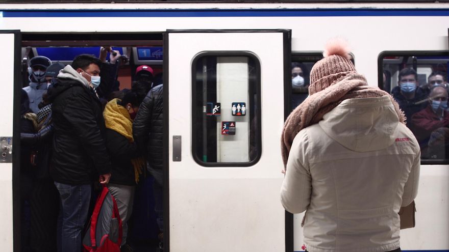 Un tren de Metro lleno de gente en Madrid en la mañana de este lunes