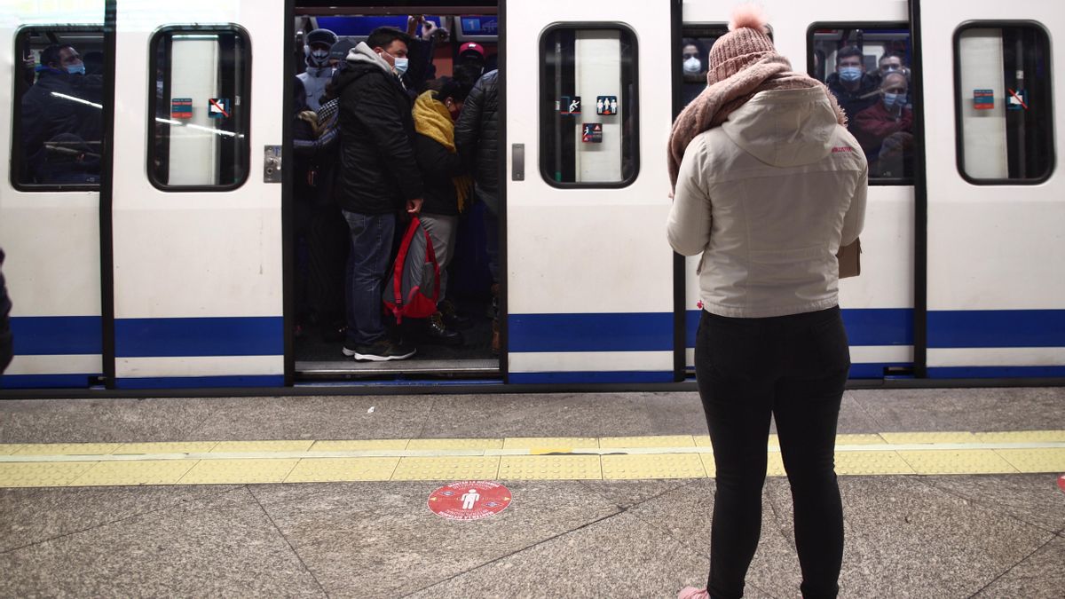 Un tren de Metro lleno de gente en Madrid en la mañana de este lunes