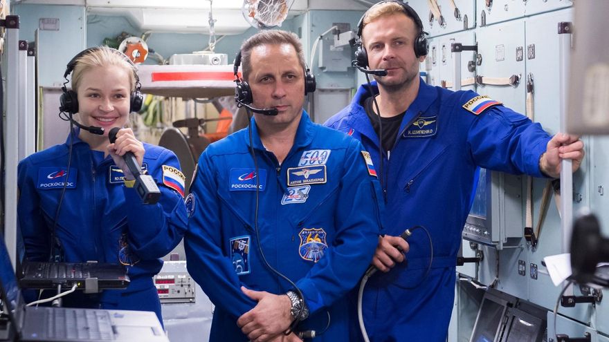 La actriz rusa Yulia Peresild (I) en el último ensayo antes de rodar la primera película en el espacio, "El reto", junto al director de la cinta, Klim Shipenko, y el cosmonauta Antón Shkaplerov. © EFE/Agencia espacial rusa, Roscomos.