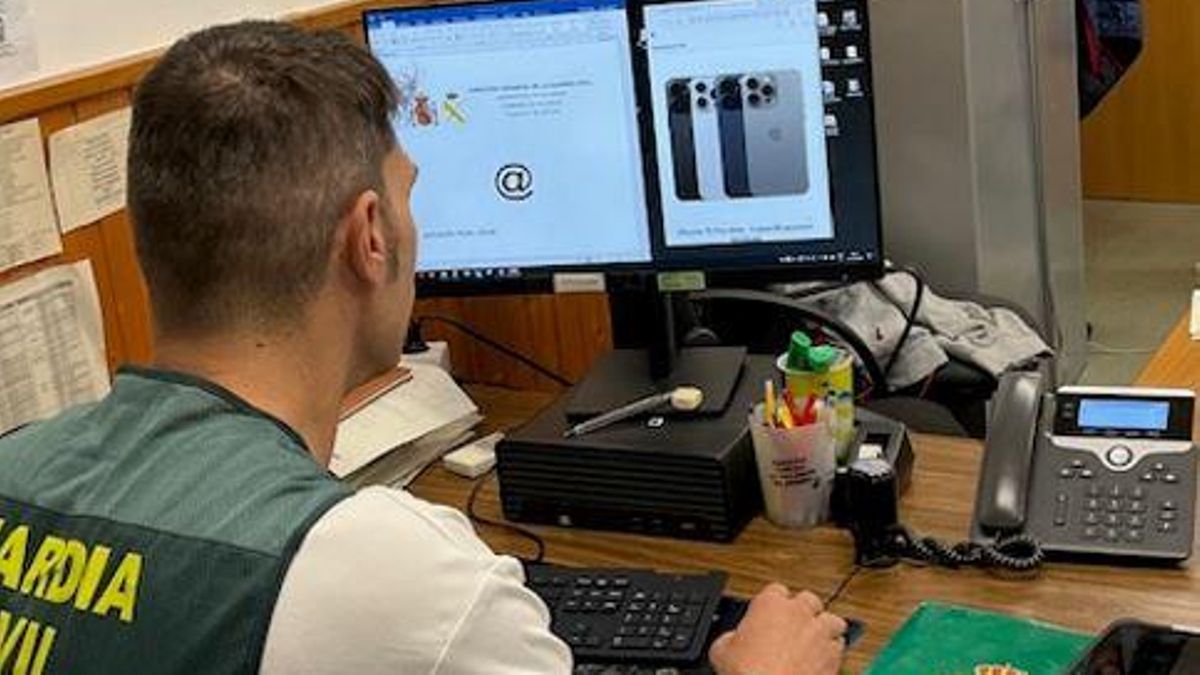 Un agente de la Guardia Civil