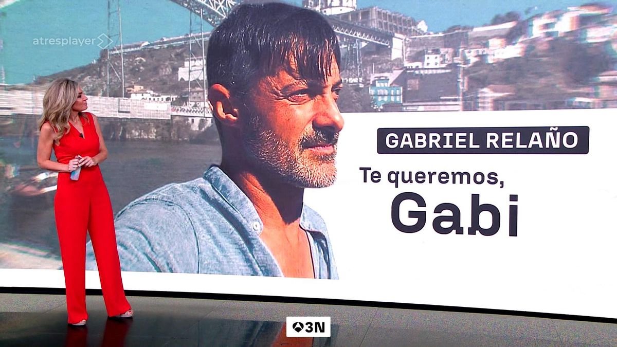 Sandra Golpe mira emocionada la imagen de su compañero Gabriel Relaño