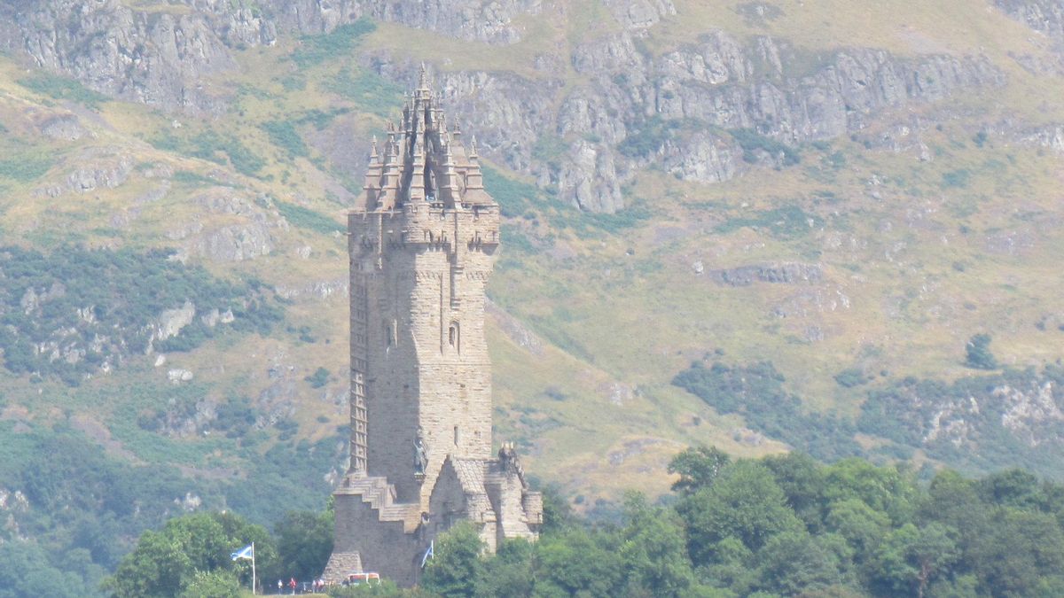 El Monumento Nacional de William Wallace emerge entre los bosques de Stirling.