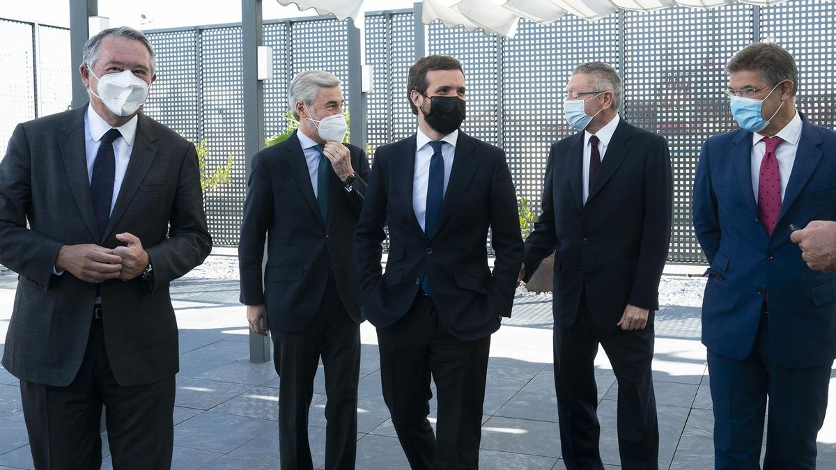 Casado (en el centro), el pasado día 7, tras la reunión que mantuvo junto a los exministros de Justicia José María Michavila, Ángel Acebes, Alberto Ruiz Galardón y Rafael Catalá