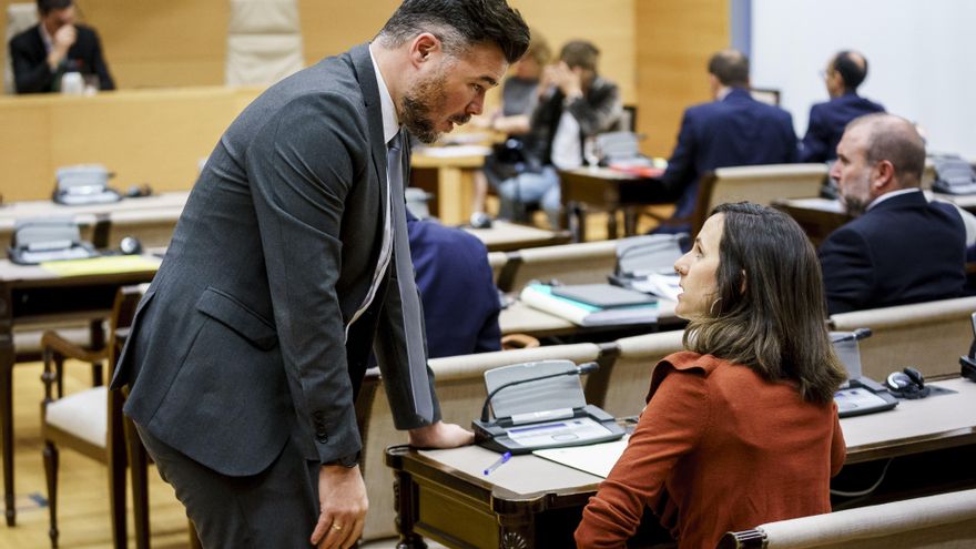 Archivo - El diputado de ERC, Gabriel Rufián, y la secretaria general de Podemos, Ione Belarra, a 5 de marzo de 2025, en Madrid (España).