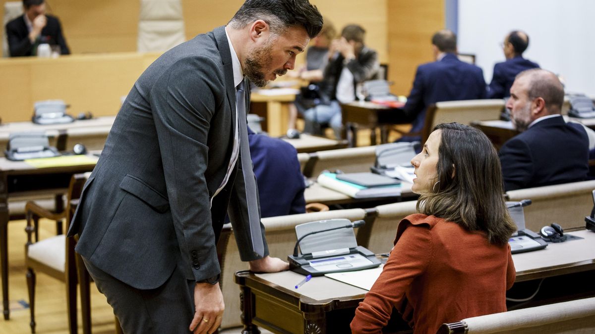 Archivo - El diputado de ERC, Gabriel Rufián, y la secretaria general de Podemos, Ione Belarra, a 5 de marzo de 2025, en Madrid (España).