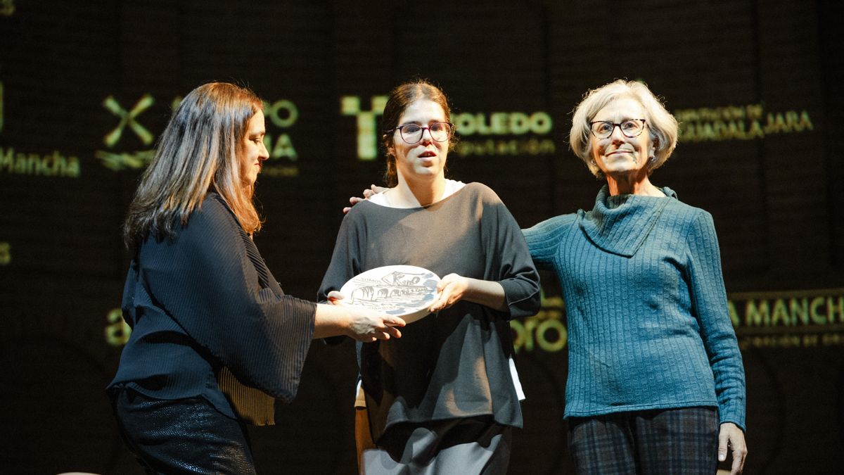 Carmen García Márquez y Cristina García, esposa e hija respectivamente de Francisco García Martín, historiador y articulista de elDiario.es Castilla-La Mancha, reciben el Reconocimiento Somos km.0 a título póstumo para el también activista cultural y por los derechos humanos