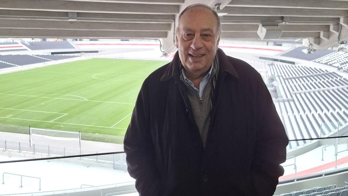 Roberto Cachanosky, fanático de Boca pero de visita en la cancha de River.