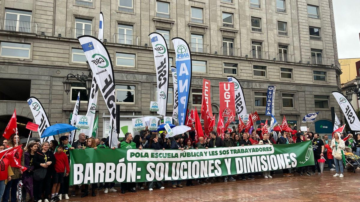 Una gran manifestación exige al Gobierno de Asturias inversión en la educación pública un día antes de la huelga