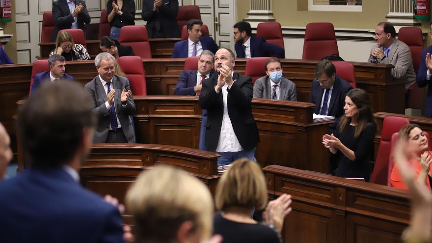 El consejero de Transición Ecológica en la probación de la ley de cambio climático en el Parlamento de Canarias.