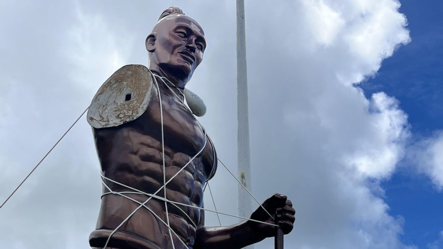 Estatua del chamorro dañada por el tifón en la cantera latte de Rota.