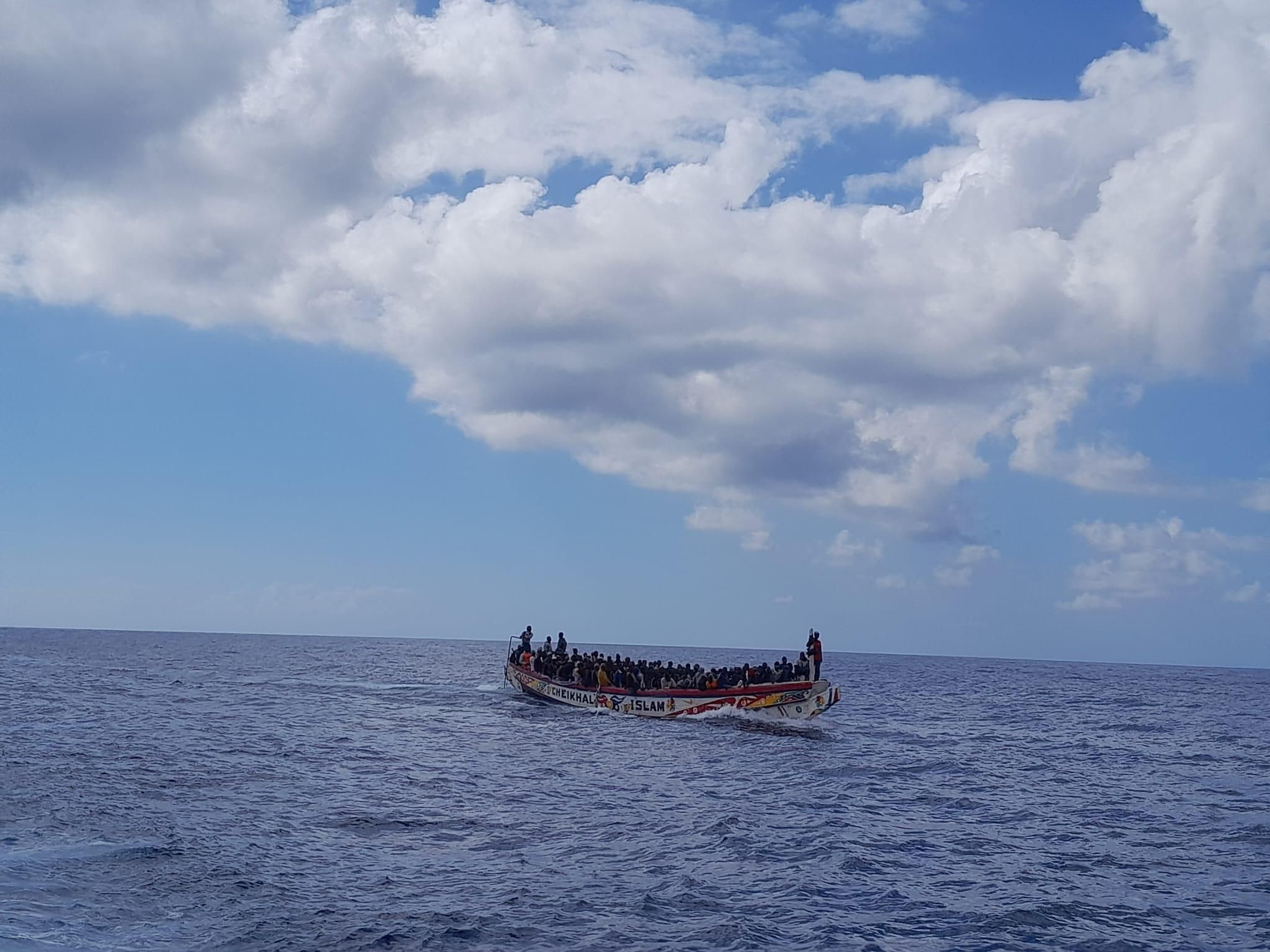 Cayuco con 206 personas localizado a siete millas del suroeste de Punta Rasca (Tenerife).