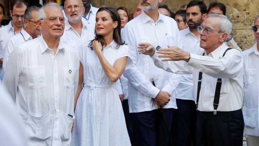 Los reyes de España y el ministro Borrell, durante un paseo por La Habana junto al historiador Eusebio Leal.