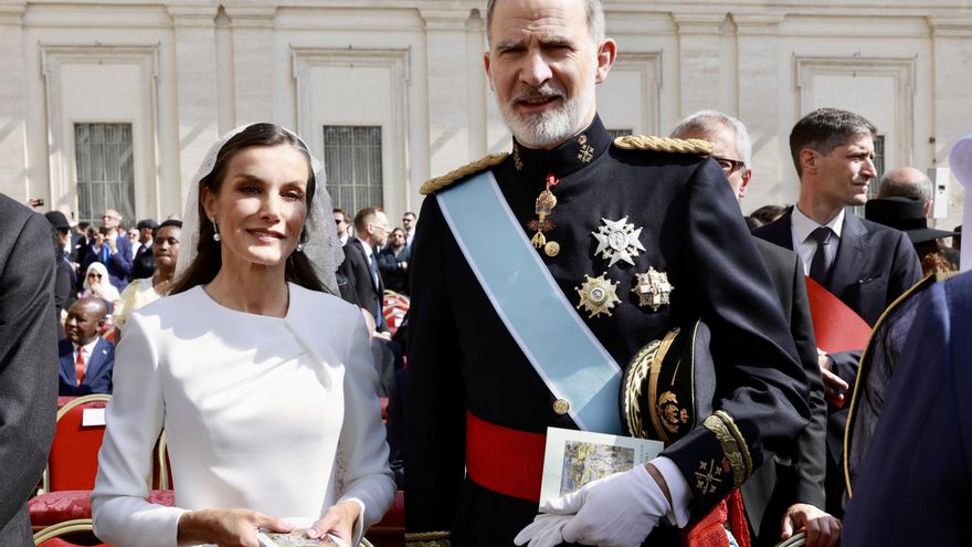 Los reyes llegan a la plaza de San Pedro para la misa de inicio del papado de León XIV