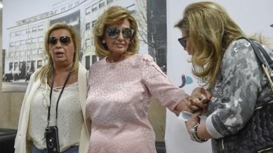 Maria Teresa Campos con Terelu y Carmen Borrego a la salida del hospital