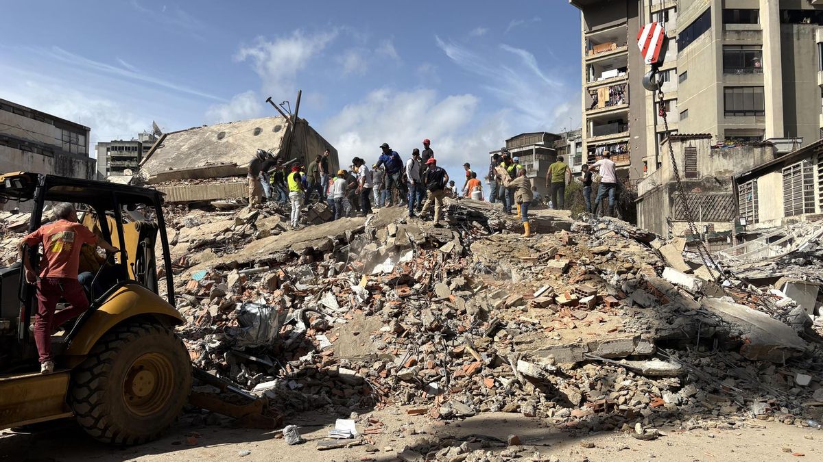 Voluntarios remueven escombros tras terremotos en Venezuela