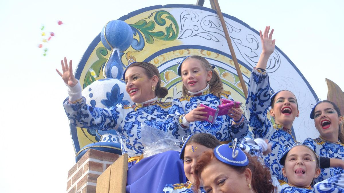 La colorista carroza de la Cerámica de Triana