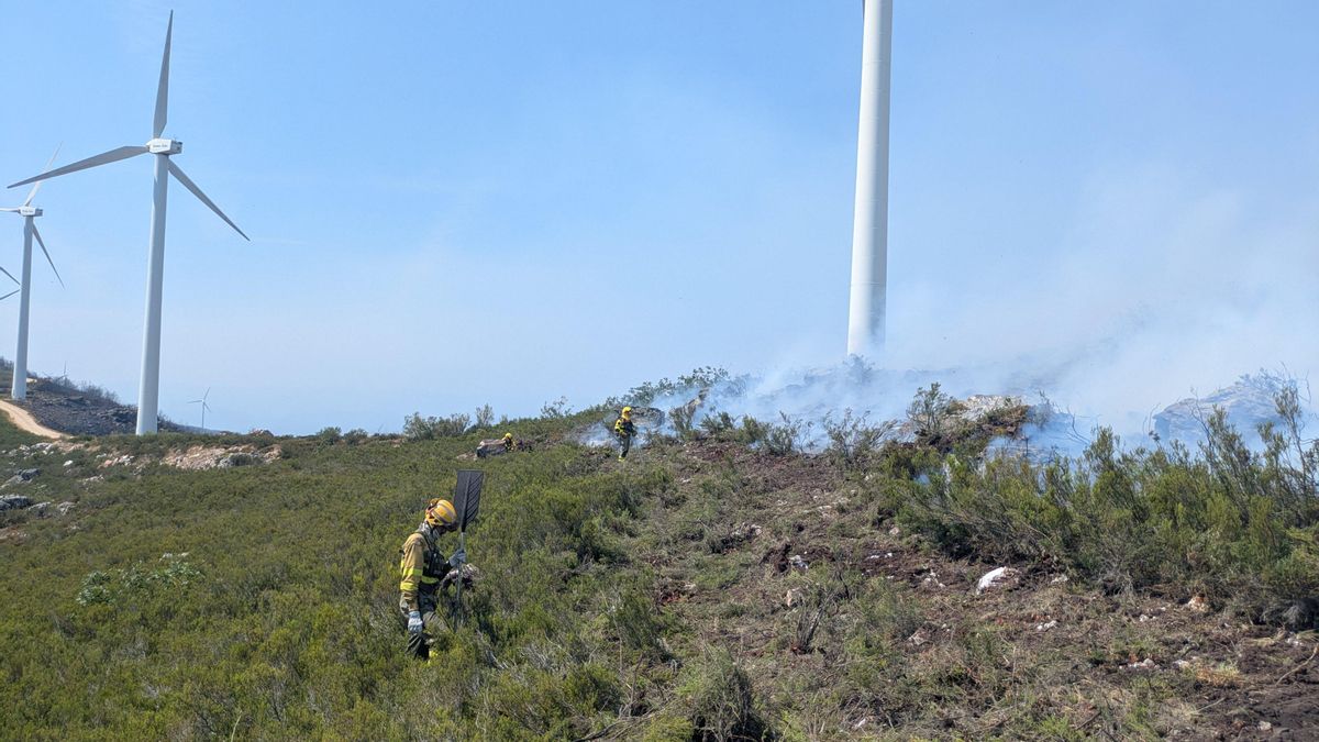 El incendio de Castropodame mantiene el nivel más alto de peligro y dos pueblos evacuados en El Bierzo