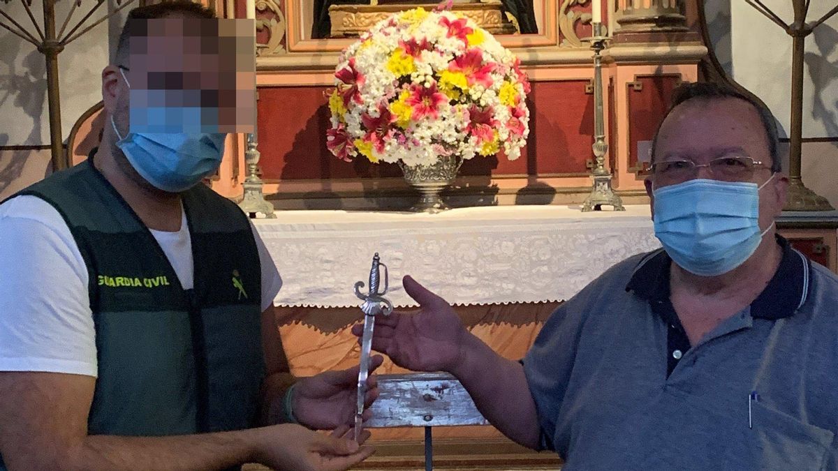 La Guardia Civil recupera una daga de plata robada de la Iglesia de Santiago de Los Caballeros (Gran Canaria)