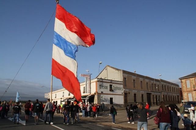 Uno de los pendones a su paso por el pueblo de Celada, punto mítico en la romería de Castrotierra.