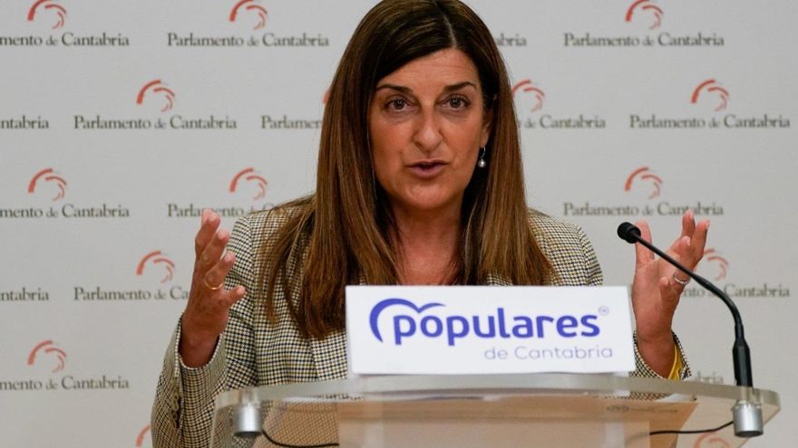 La presidenta del PP de Cantabria, María José Sáenz de Buruaga, en rueda de prensa