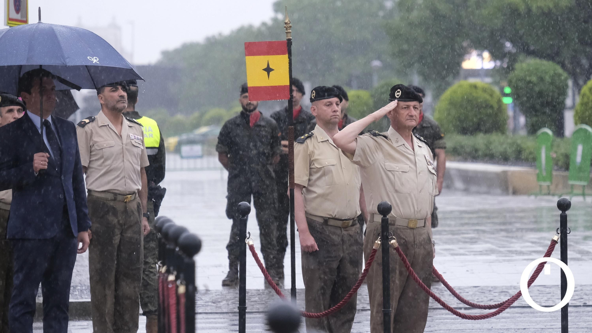 Izado de la bandera de España en la Plaza de España