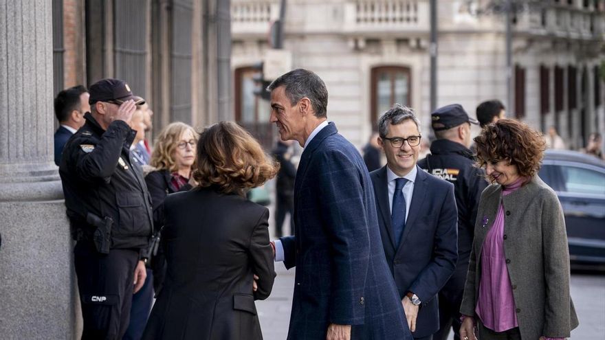 El presidente del Gobierno, Pedro Sánchez; el ministro de la Presidencia, Justicia y Relaciones con las Cortes, Félix Bolaños; y la vicepresidenta primera del Gobierno y ministra de Hacienda, María Jesús Montero
