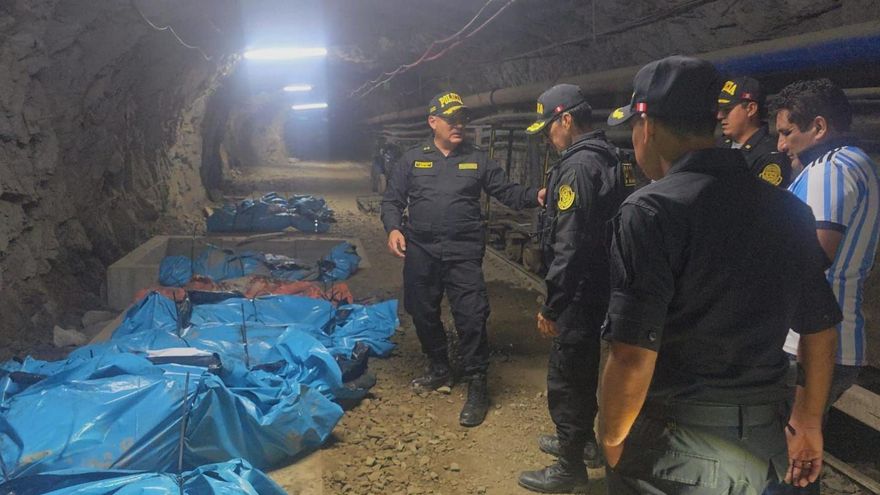 Perú decreta toque de queda y control de las FFAA en distrito donde asesinaron 13 mineros