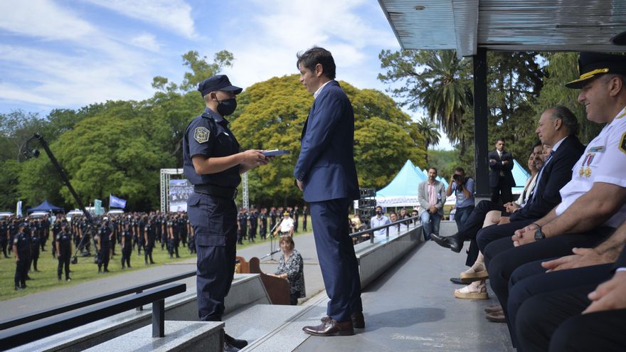 Axel Kicillof anunció un aumento salarial de 60% en el año para los policías bonaerenses