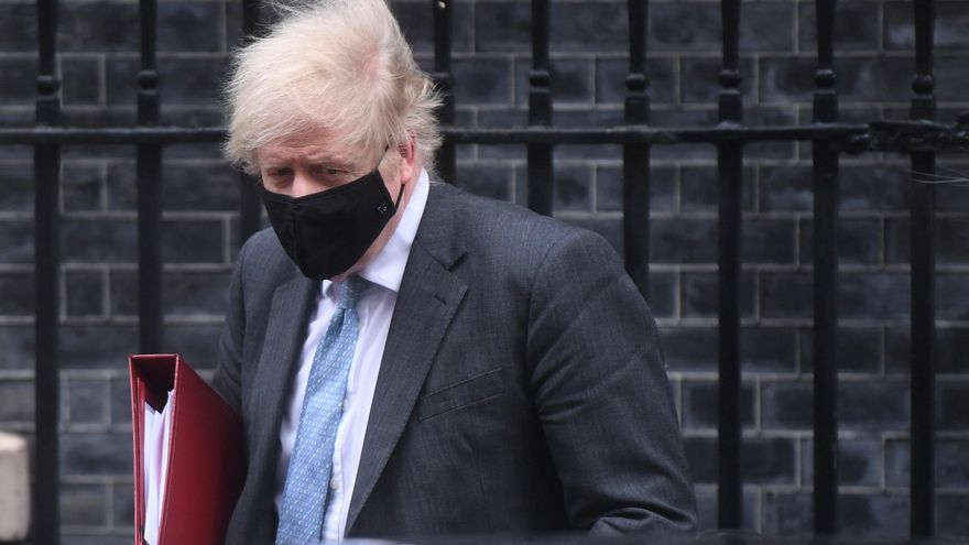 El primer ministro británico, Boris Johnson, anunciará este lunes una desescalada gradual de las restricciones contra la pandemia en Inglaterra. EFE/EPA/NEIL HALL