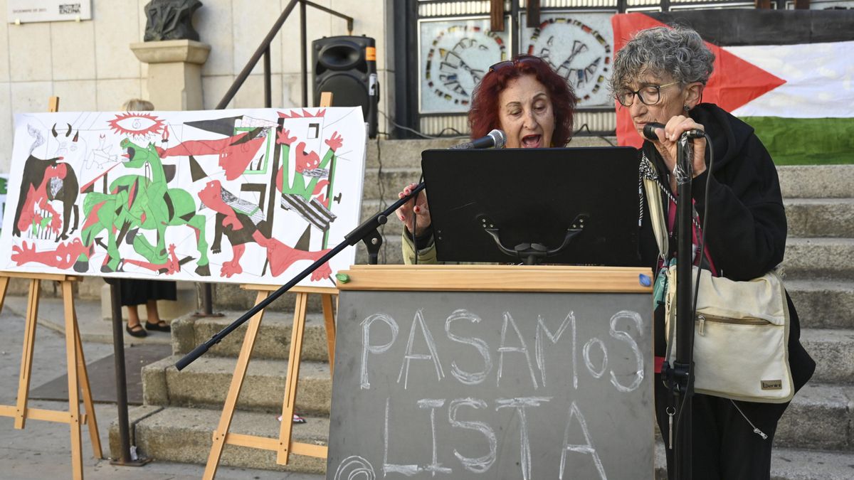 Profesores y alumnos del Instituto Juan del Encina, ha organizado una lectura pública de los 18.500 nombres de niños y niñas de entre cero y seis años que han sido asesinados en la franja de Gaza en los últimos dos años.