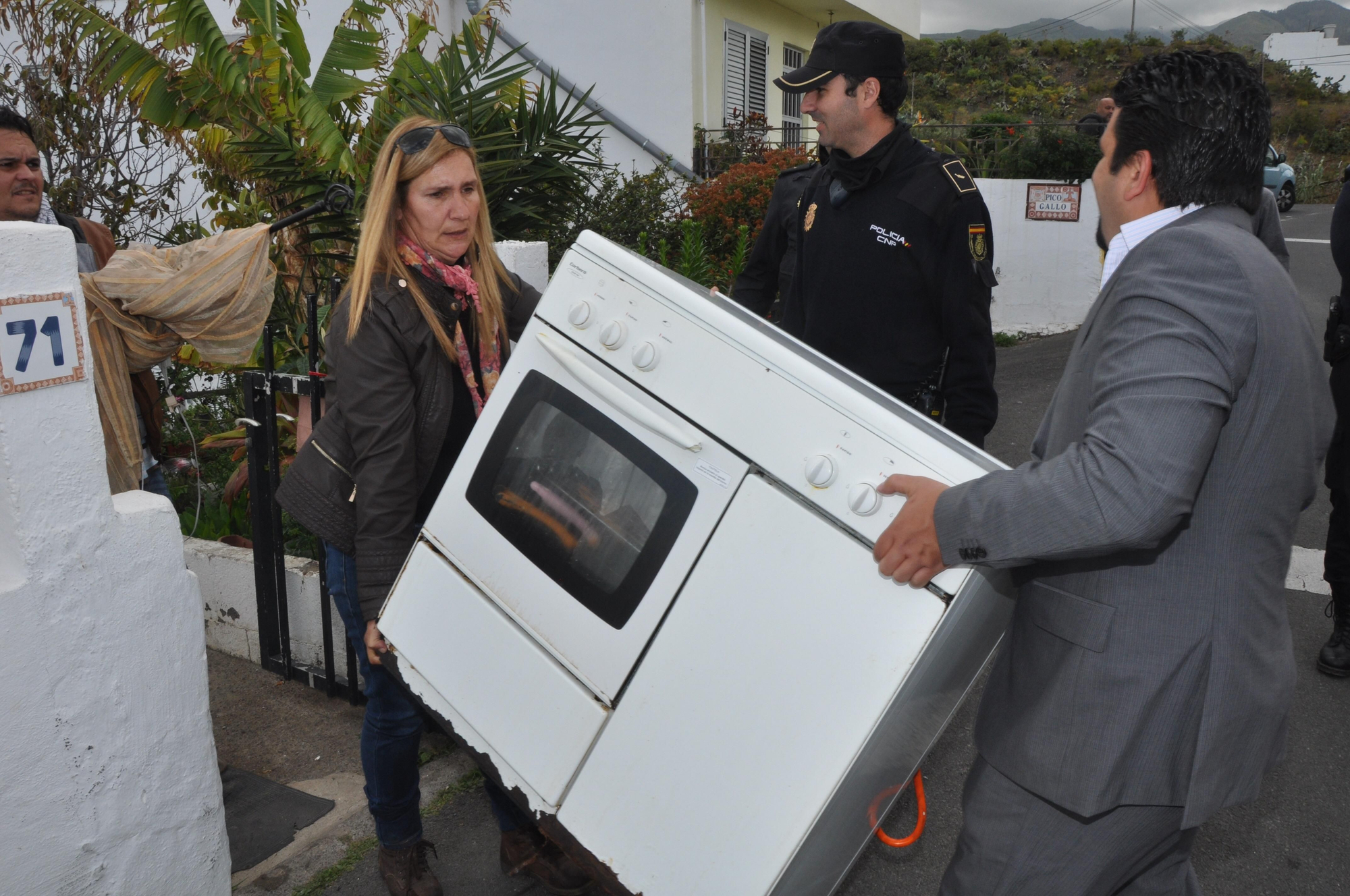 Desahucio de una familia en Lomo Magullo. (ÁNGEL SARMIENTO)