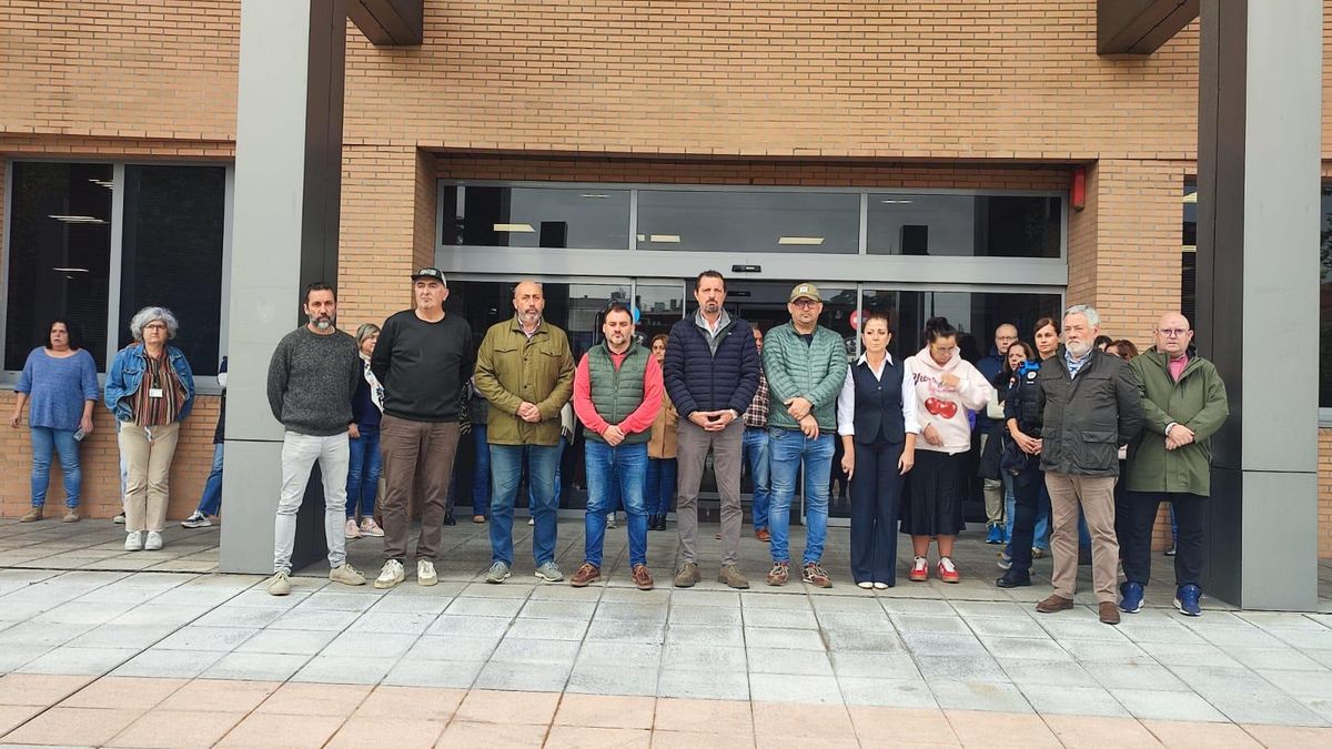 Concejalas y concejales del Ayuntamiento de Castrillón durante el minuto de silencio