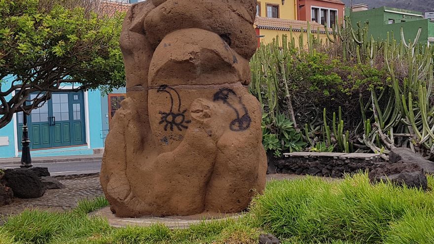 Imagen de las pintadas en la escultura de la plaza de San Fernando.