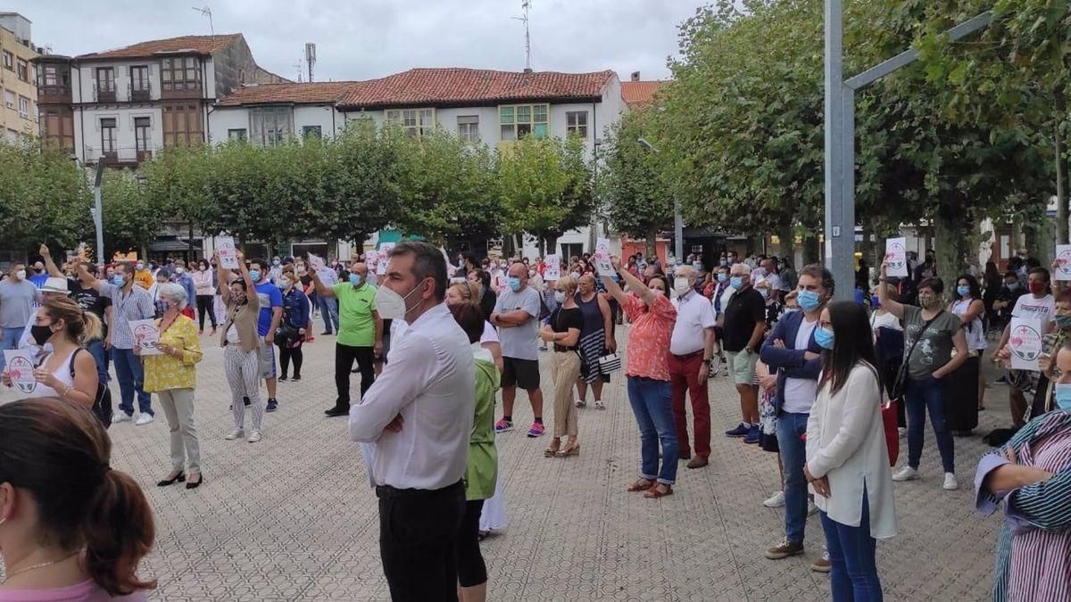 Concentración de vecinos de Santoña reclamando el retraso del inicio del curso