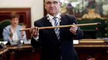 Enrique Maya, con la vara de mando.