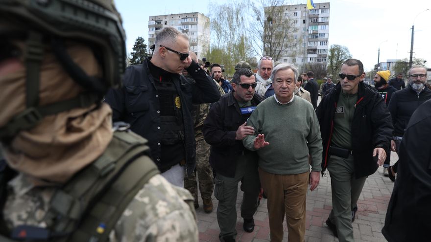 El secretario general de la ONU, António Guterres (c), en su visita a la ciudad de Borodianka, antes de la reunión que mantendrá este jueves en Kiev con el presidente de Ucrania, Volodímir Zelenski. EFE/Miguel Gutiérrez