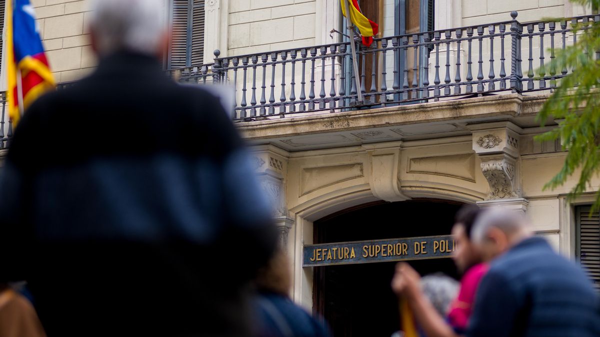 El Gobierno desoye a las víctimas del franquismo y mantiene a la Policía en la comisaría de Via Laietana de Barcelona