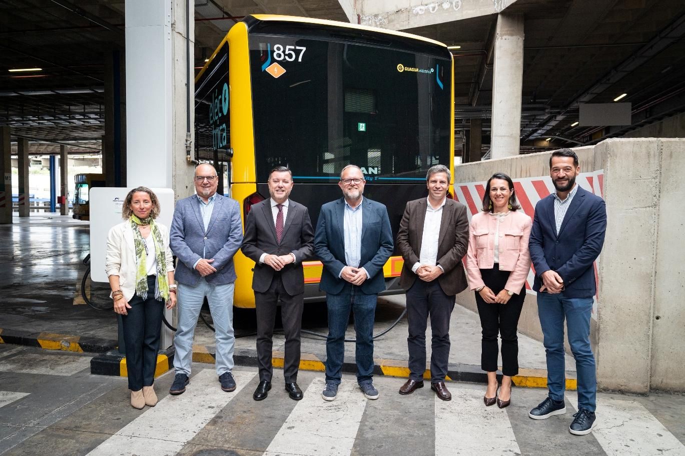 El concejal de Movilidad de Las Palmas de Gran Canaria y presidente de Guaguas Municipales, José Eduardo Ramírez, y el vicepresidente segundo del Cabildo de Gran Canaria y consejero de Presidencia y Movilidad Sostenible, Teodoro Sosa, acompañados por el director general de la empresa de transportes, Miguel Ángel Rodríguez, el director insular de Transporte del Cabildo, Manuel López Mendoza, y el director gerente de la Autoridad Única del Transporte de Gran Canaria, Ruymán Santana, han presentado este lunes, en las cocheras, los nuevos puntos de recarga.