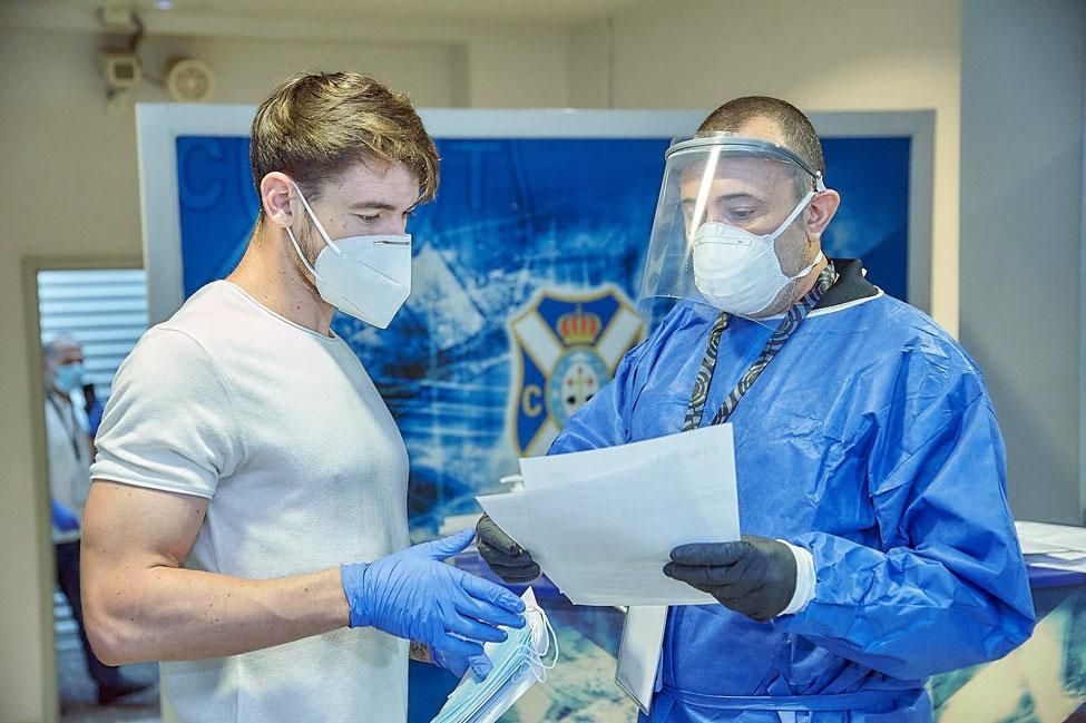 Luis Pérez, junto a José Cristóbal Rodríguez, fisioterapeuta del CD Tenerife